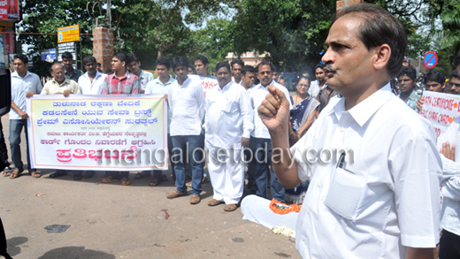 card protest13july25 1